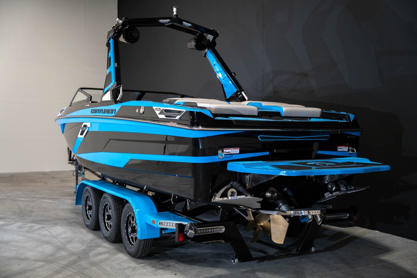 2023 Centurion Ri245 Black / Electric Blue - BoardCo Boats
