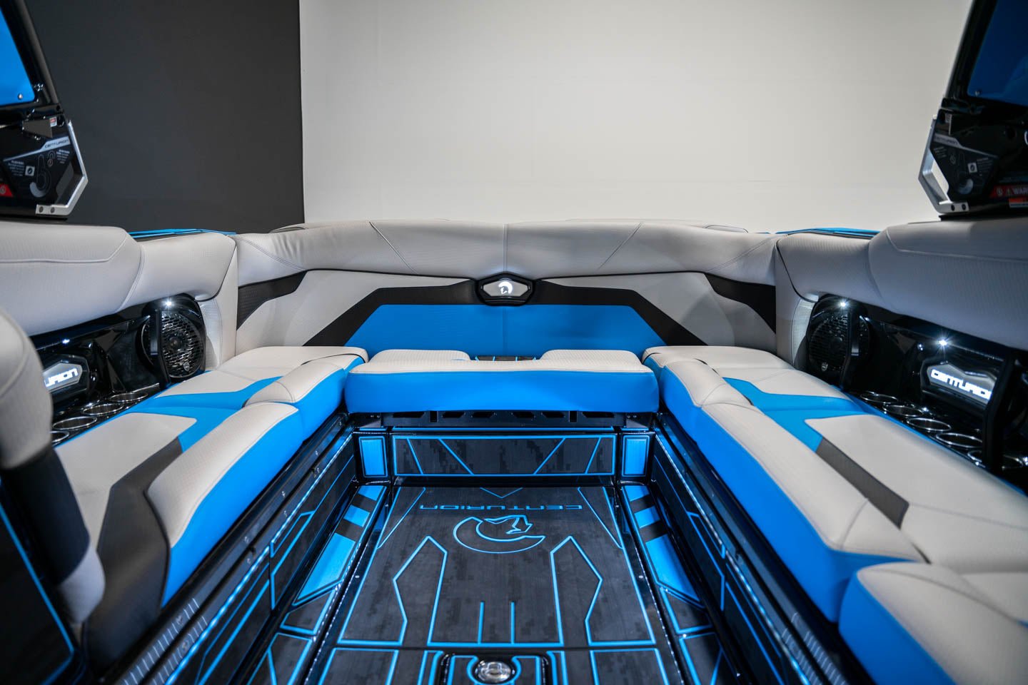 2023 Centurion Ri245 Black / Electric Blue - BoardCo Boats