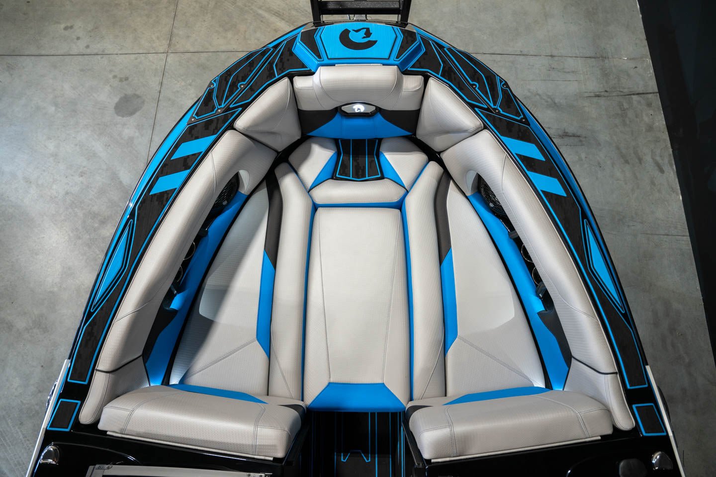 2023 Centurion Ri245 Black / Electric Blue - BoardCo Boats