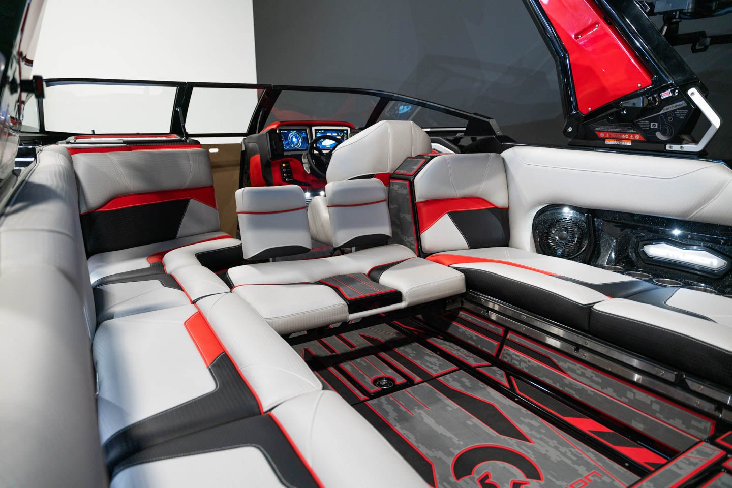 2023 Centurion Ri245 Black Flake / Too Red / Black - BoardCo Boats