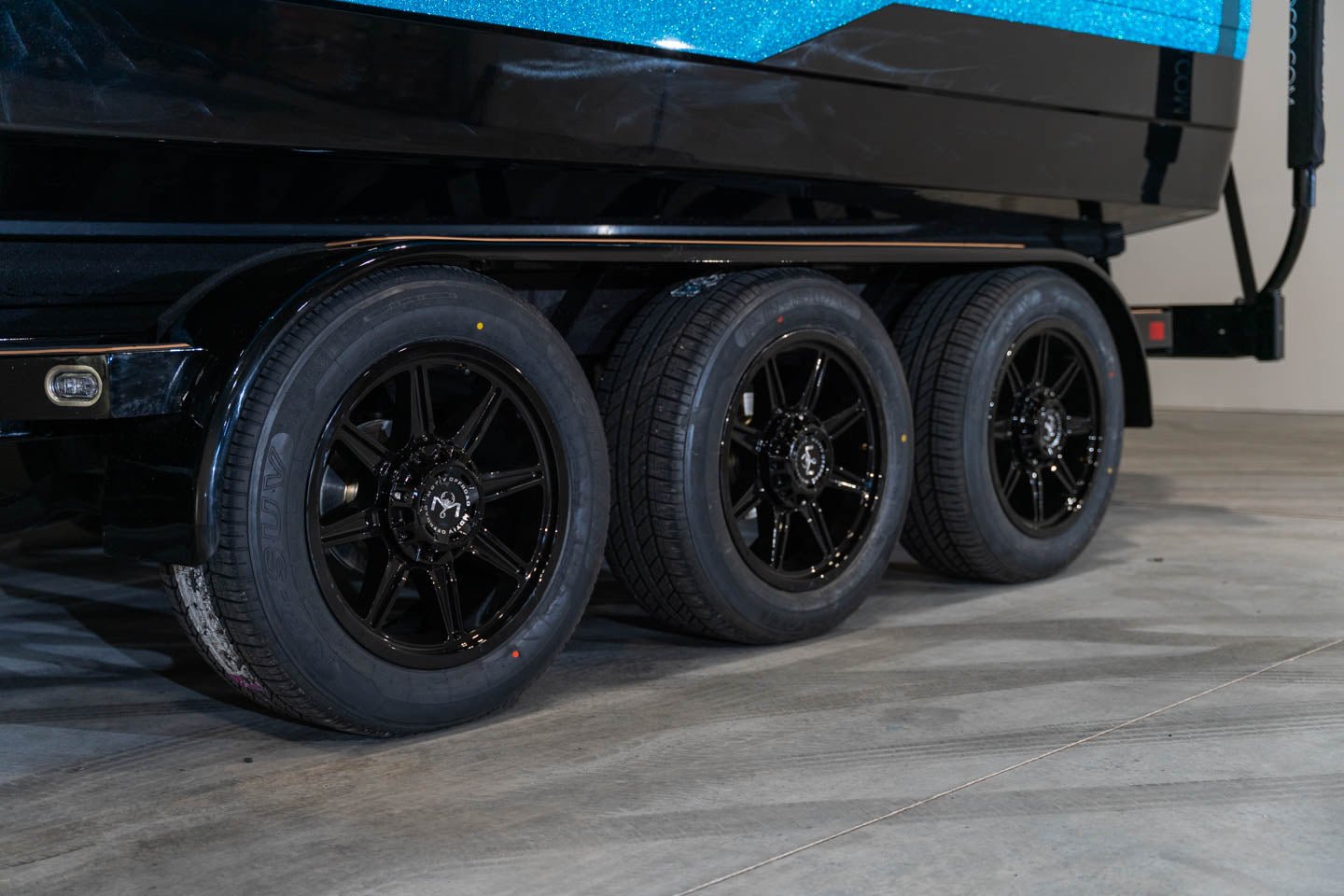 2023 Centurion Ri265 Bahama Blue Flake / Black - BoardCo Boats