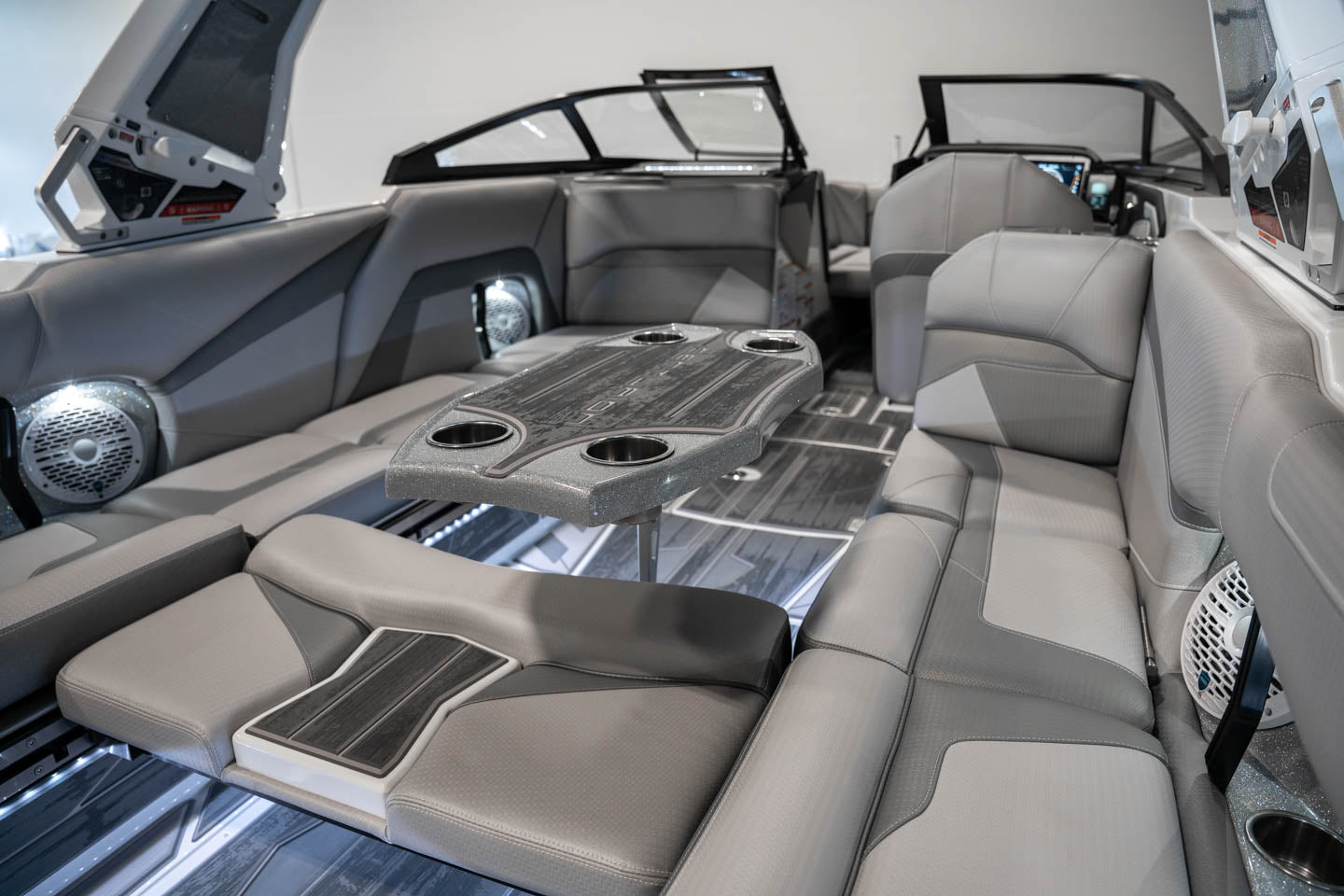 2023 Centurion Ri265 Silver Flake / White - BoardCo Boats