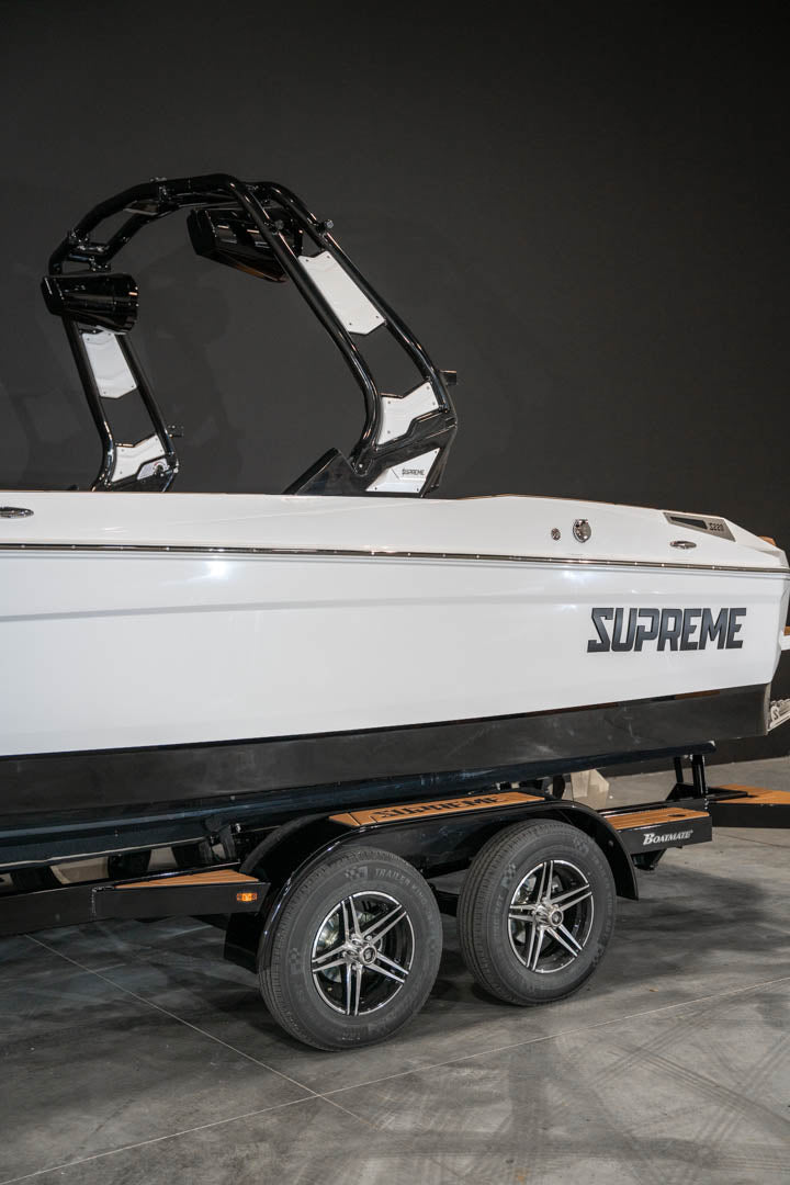 2023 Supreme S220 White / Black - BoardCo