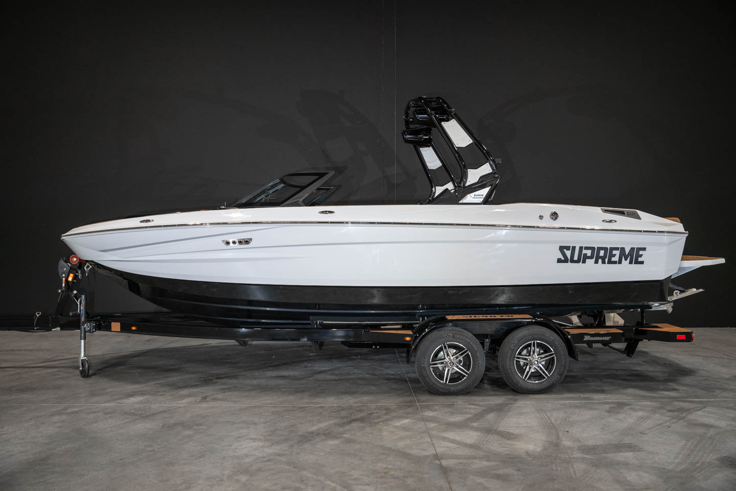 2023 Supreme S220 White / Black - BoardCo