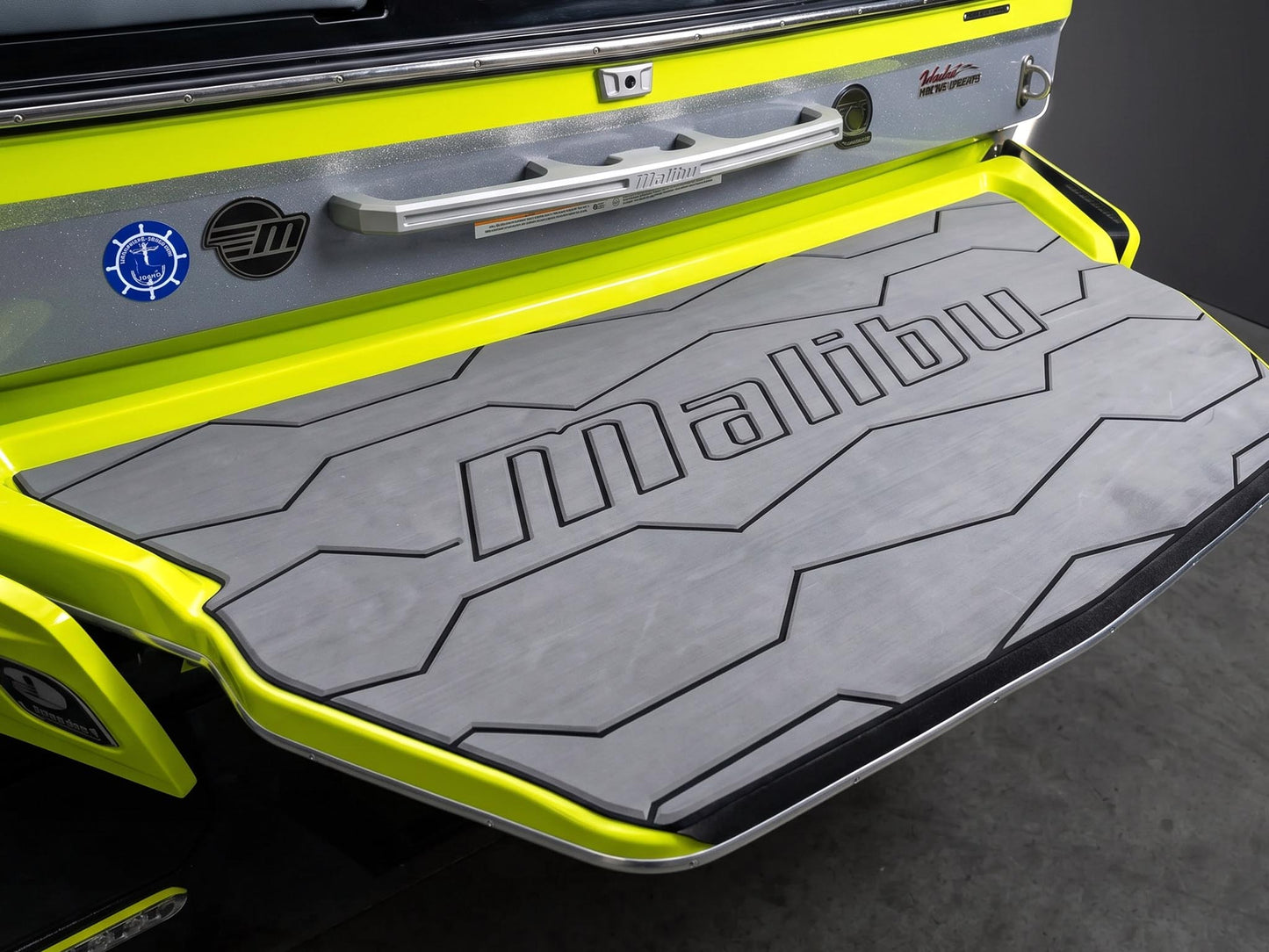 2024 Malibu 23 MXZ - Electric Yellow / Black