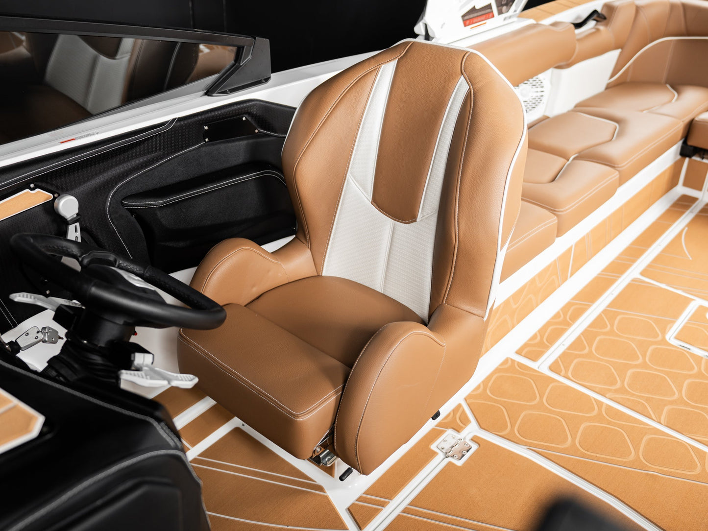 2025 Centurion Fe25 - White Frost / Castano Brown Interior - BoardCo Boats
