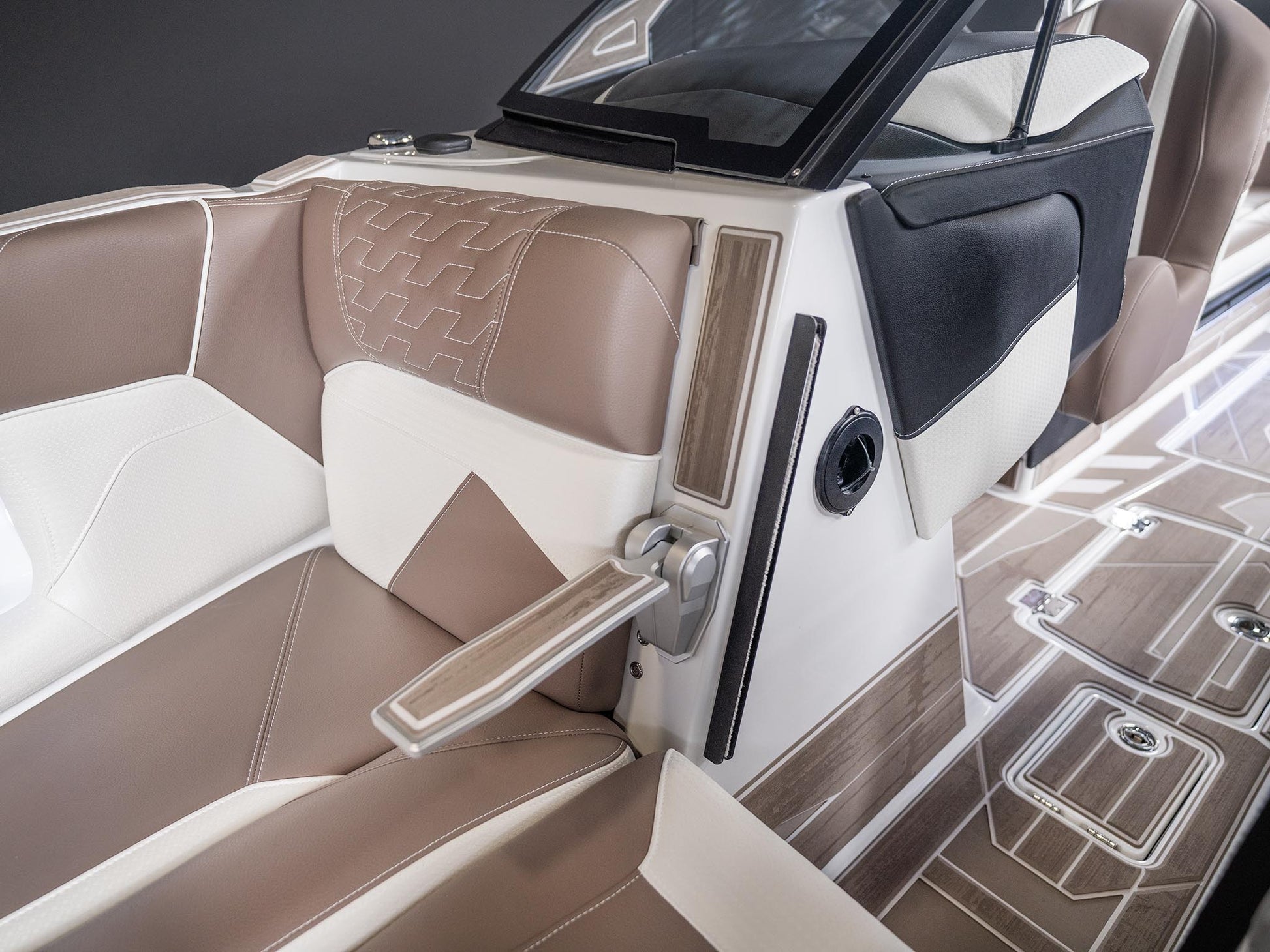 2025 Centurion Ri245 - White / Mocha - BoardCo Boats
