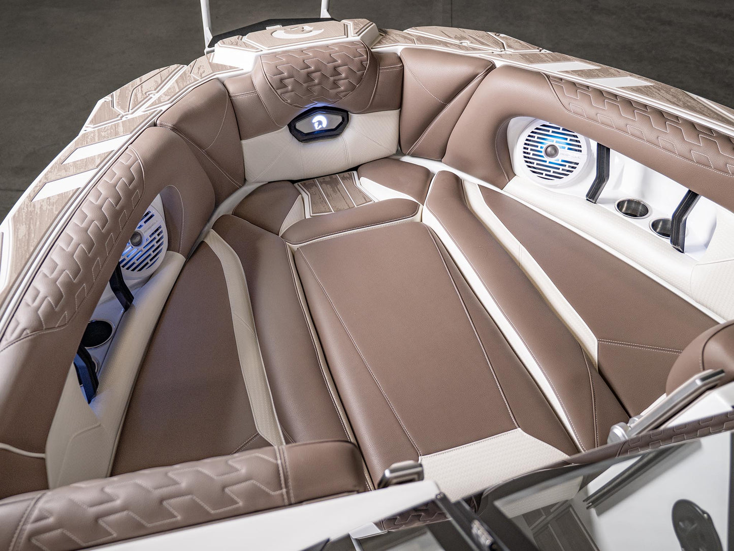 2025 Centurion Ri245 - White / Mocha - BoardCo Boats