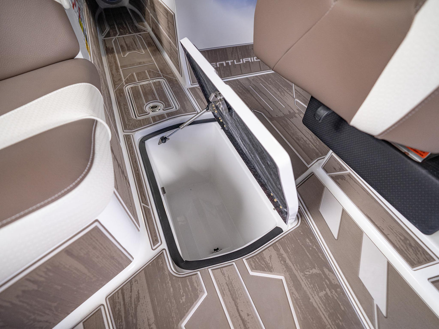 2025 Centurion Ri245 - White / Mocha - BoardCo Boats