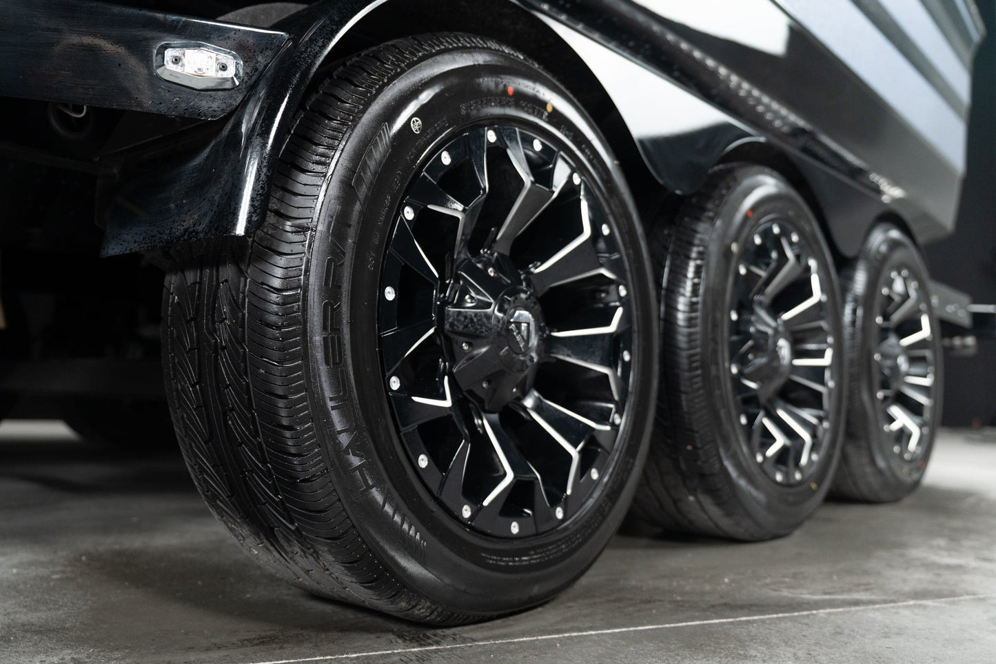 2025 Centurion Ri265 - Black / Gunmetal - BoardCo Boats