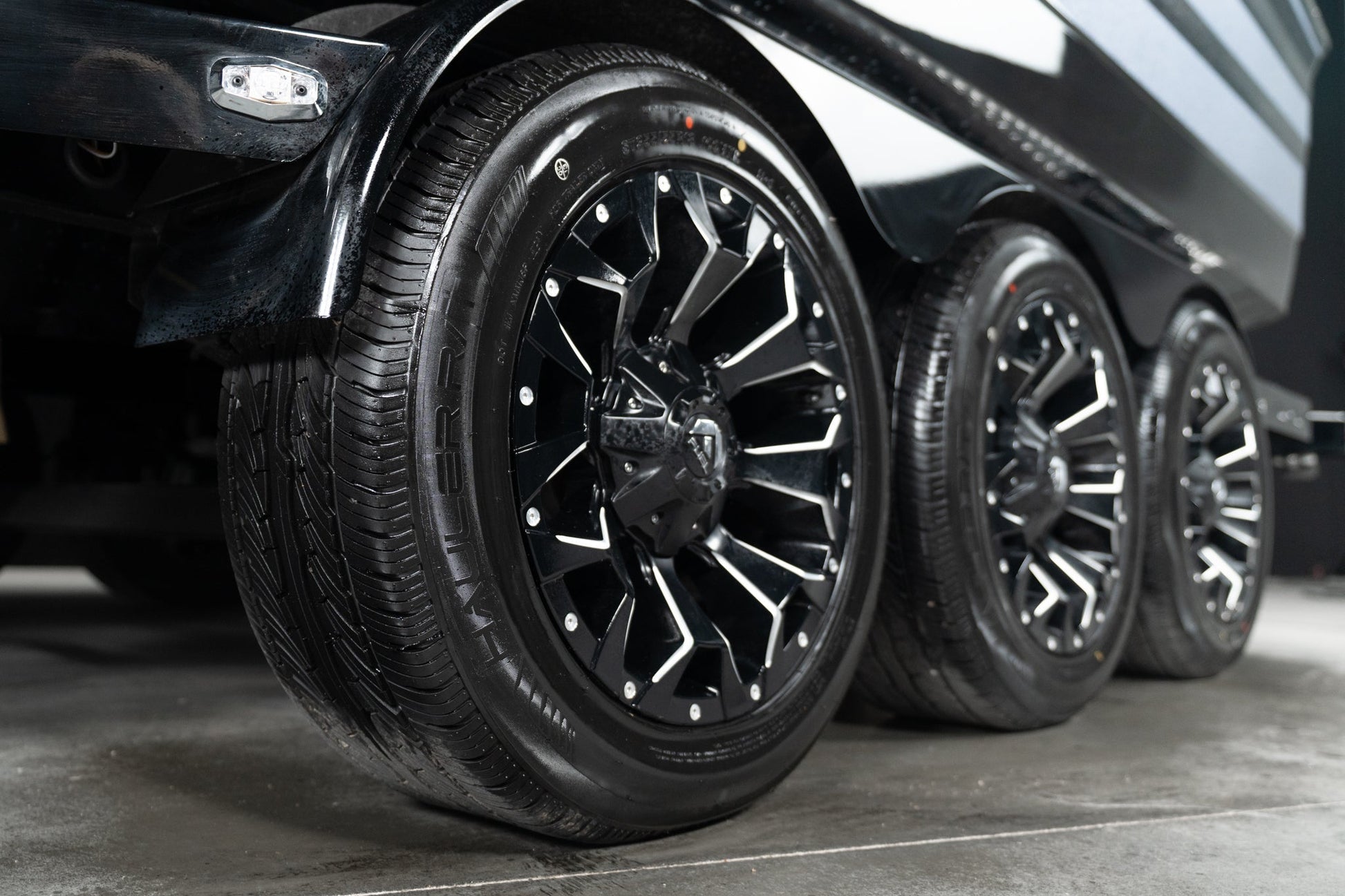 2025 Centurion Ri265 - Black / Gunmetal - BoardCo Boats