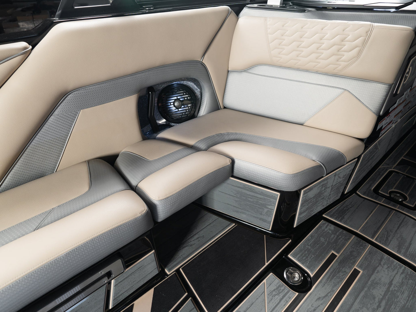 2025 Centurion Ri265 - Black / Gunmetal - BoardCo Boats