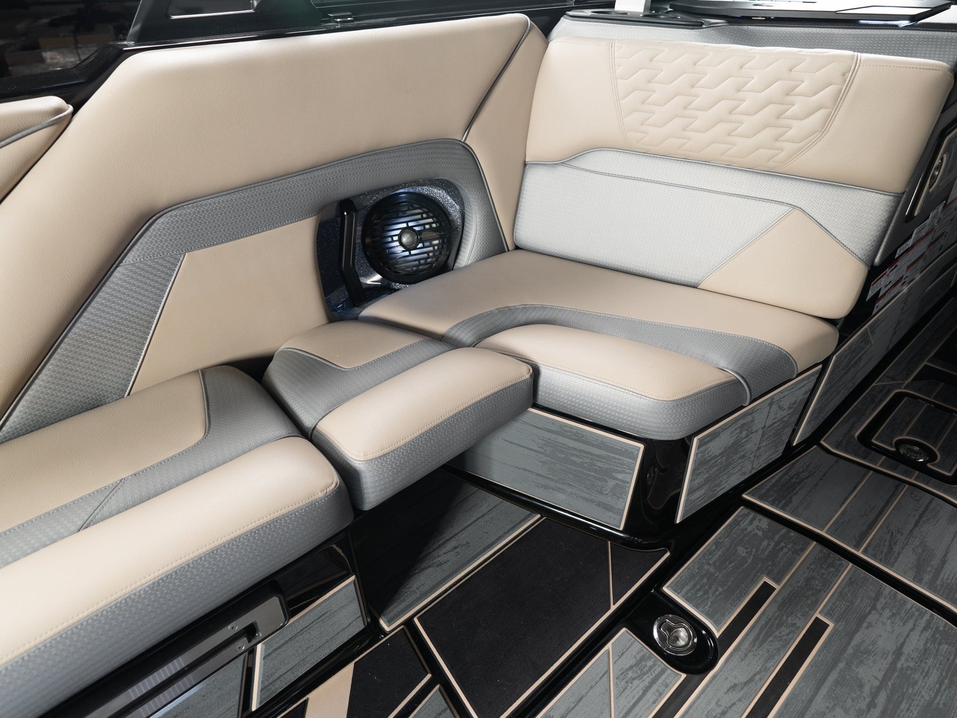 2025 Centurion Ri265 - Black / Gunmetal - BoardCo Boats
