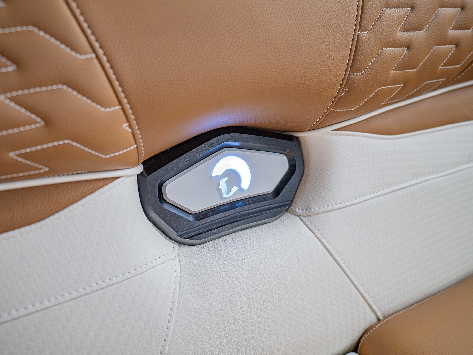 2025 Centurion Ri265 - White Frost / Castano Brown - BoardCo Boats
