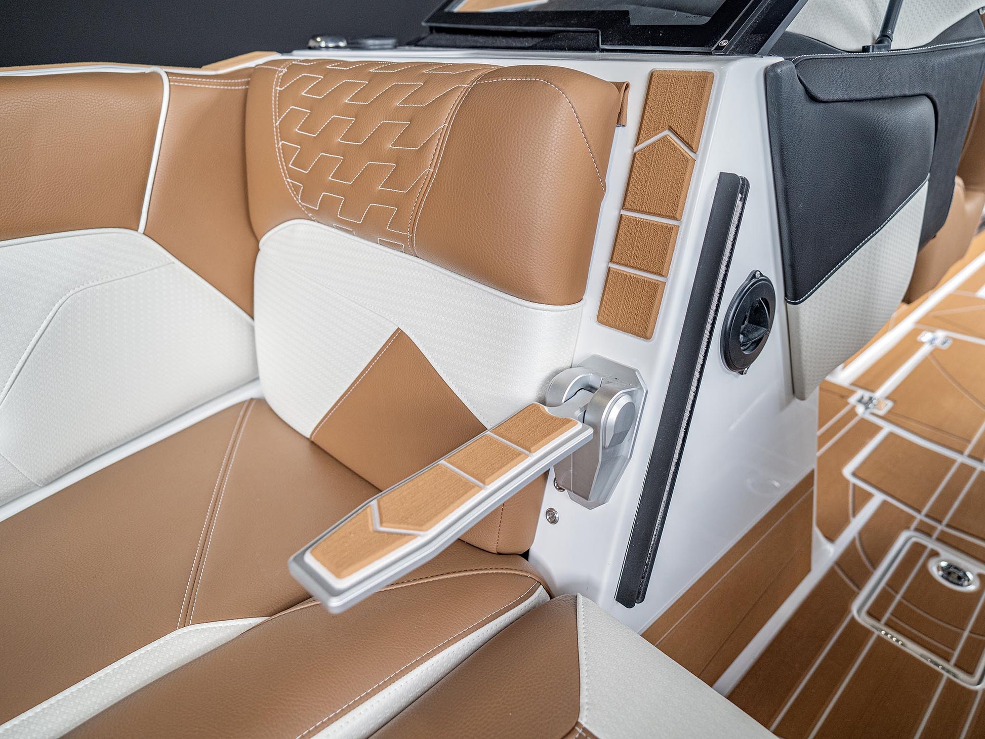 2025 Centurion Ri265 - White Frost / Castano Brown - BoardCo Boats