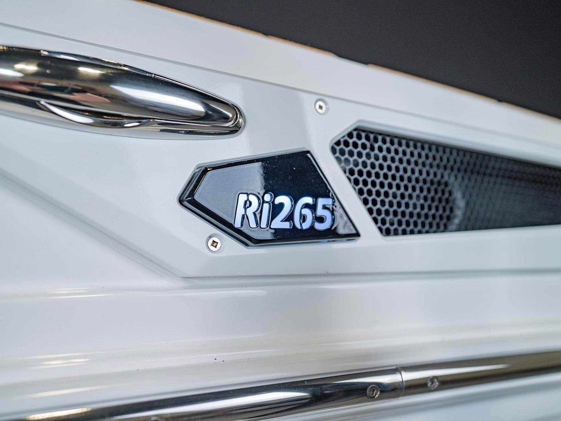 2025 Centurion Ri265 - White Frost / Castano Brown - BoardCo Boats