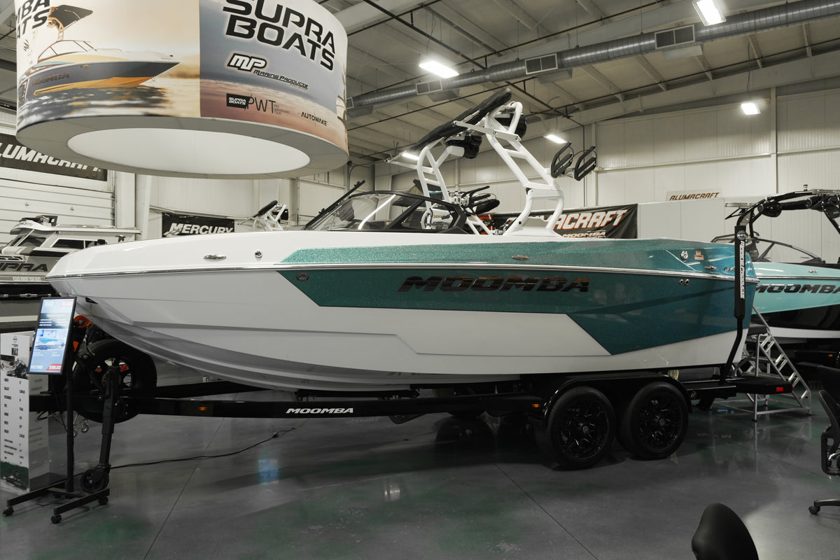 Moomba Max A3 with a Factoty Bimini