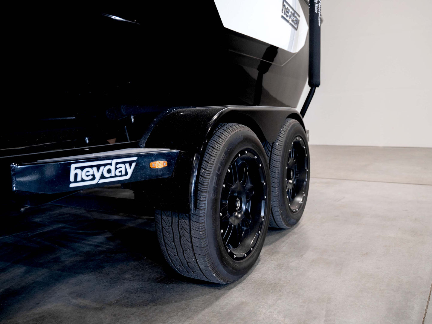 2022 Hey Day WT-Surf - Black/White