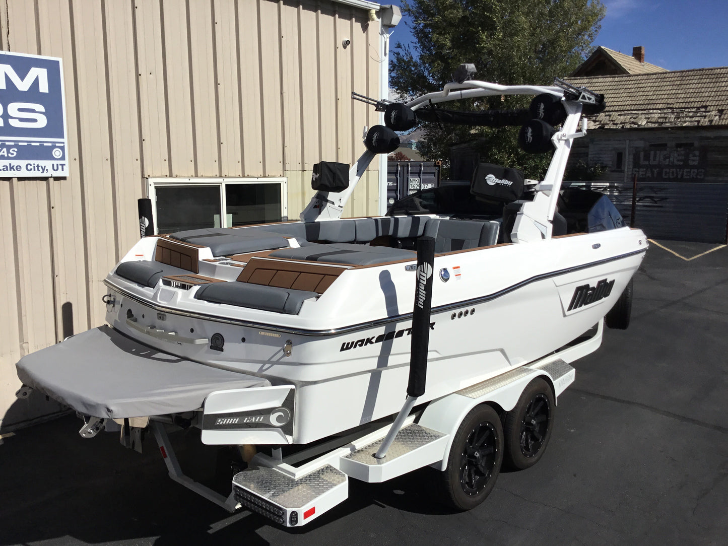 Malibu 23 LSV Wakesetter W/G5 Tower and Factory Bimini Double Up Storage Cover