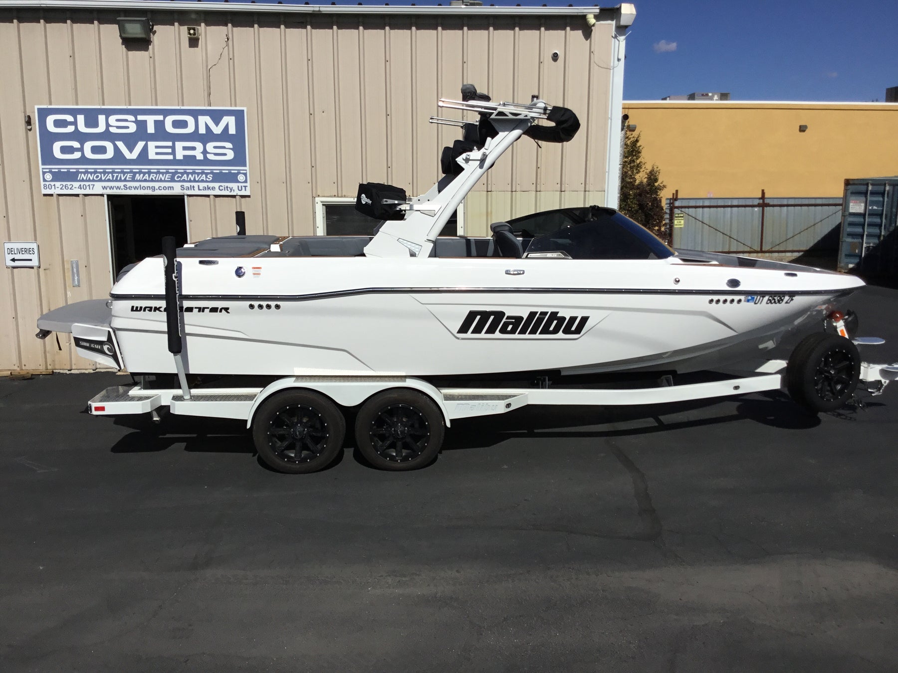 Malibu 23 LSV Wakesetter W/G5 Tower and Factory Bimini Double Up Storage Cover