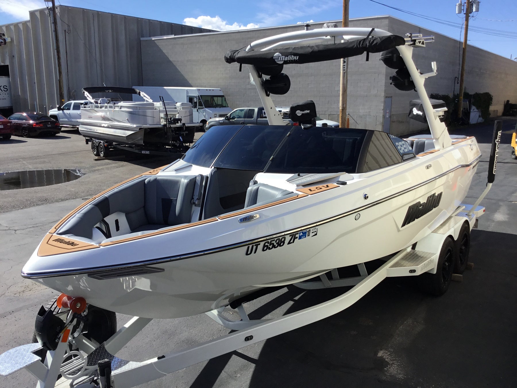 Malibu 23 LSV Wakesetter W/G5 Tower and Factory Bimini Double Up Storage Cover