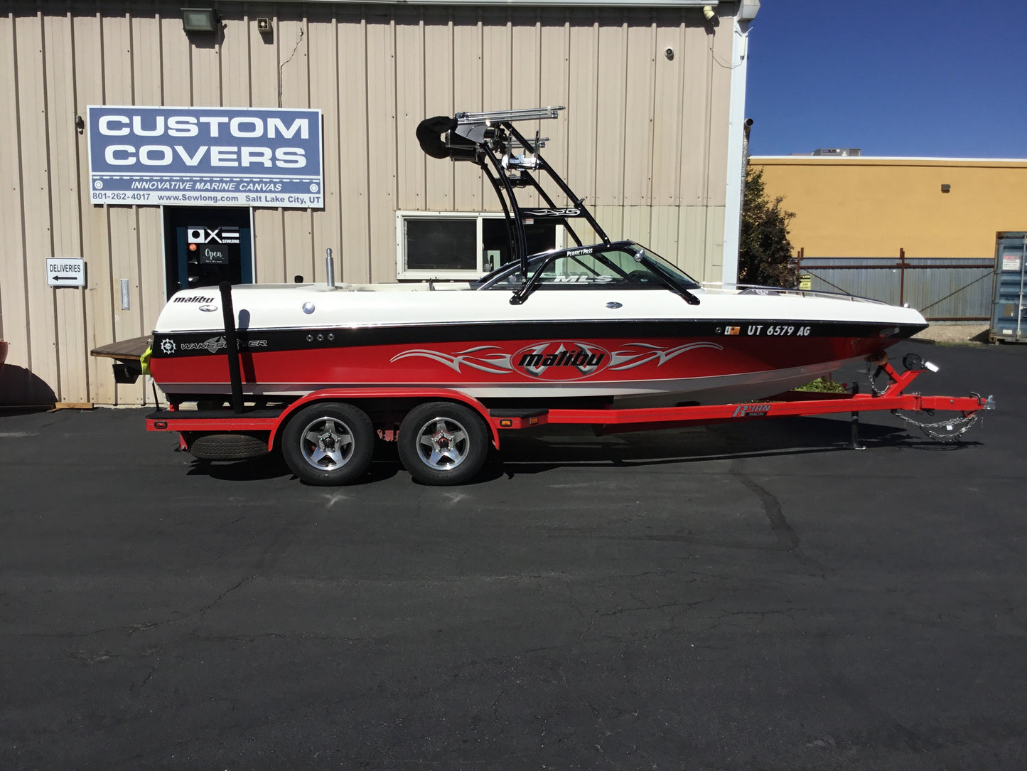Malibu 21 VLX with Skylon Swoop tower