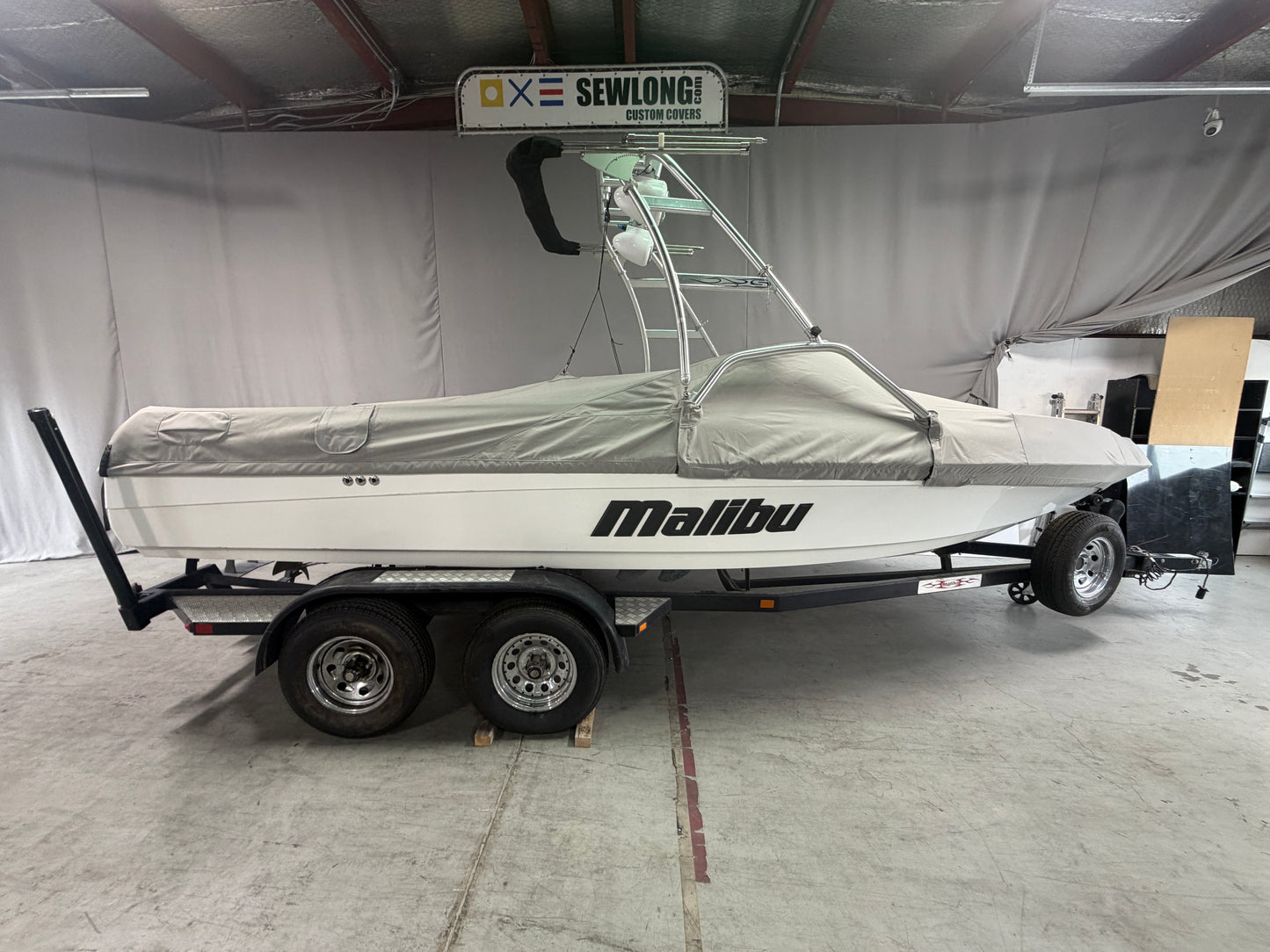 Malibu Wakesetter with Skylon Swoop Tower Cinch Cover