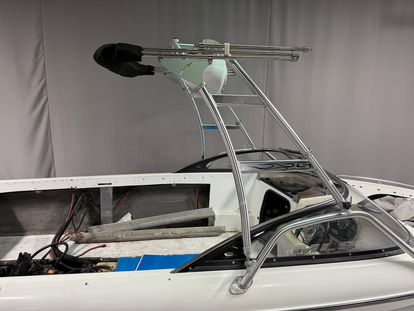 Malibu Wakesetter with Skylon Swoop tower Folding Canopy Top
