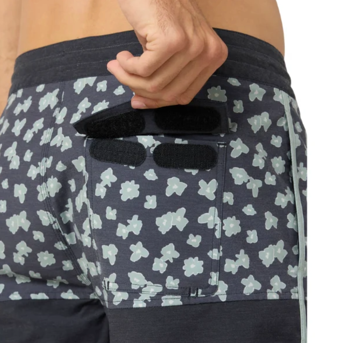 O'Neill OG Block Scallop Cruzer 18" Boardshort in Black