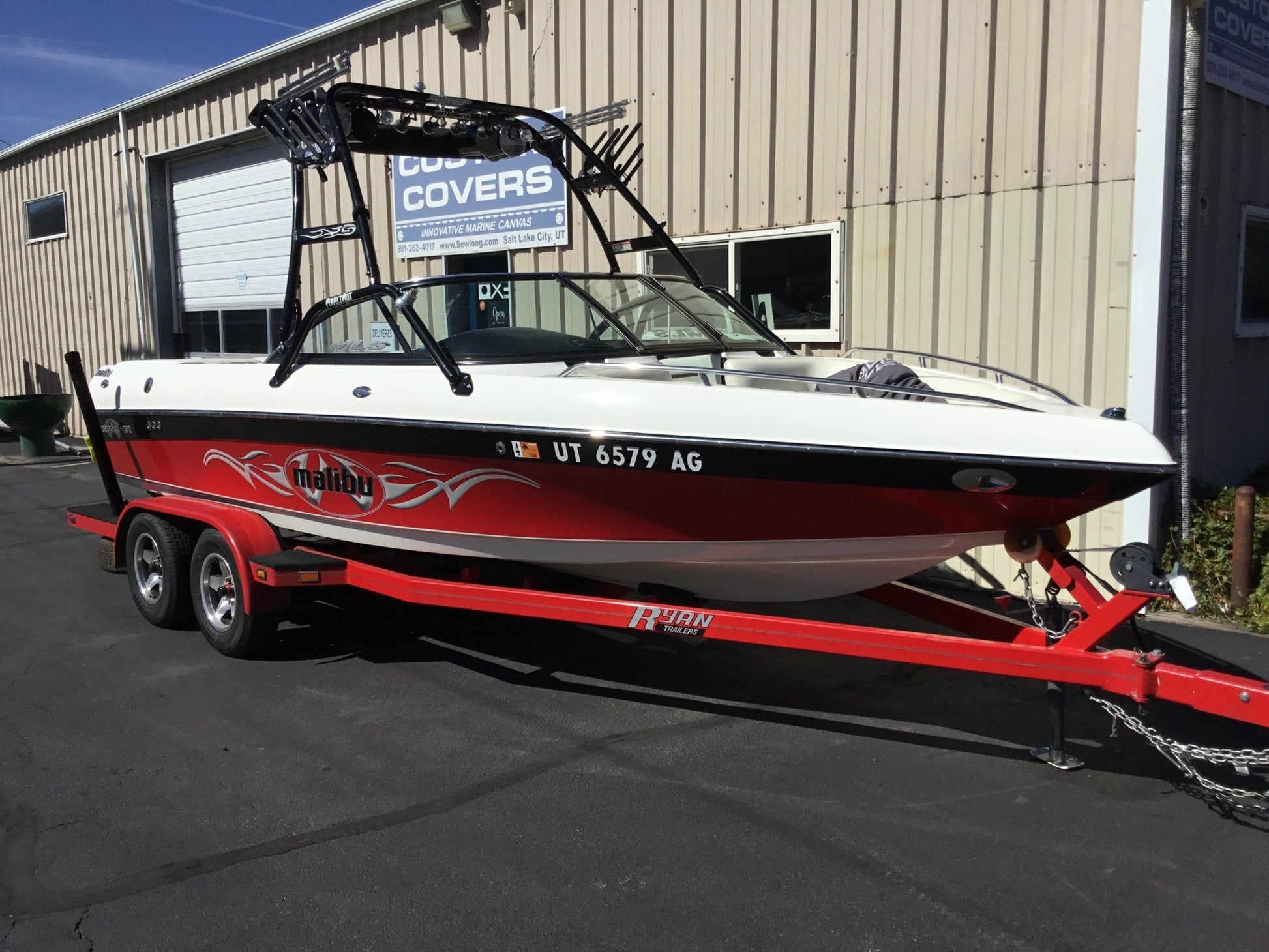 Malibu 21 VLX with Skylon Swoop tower - BoardCo