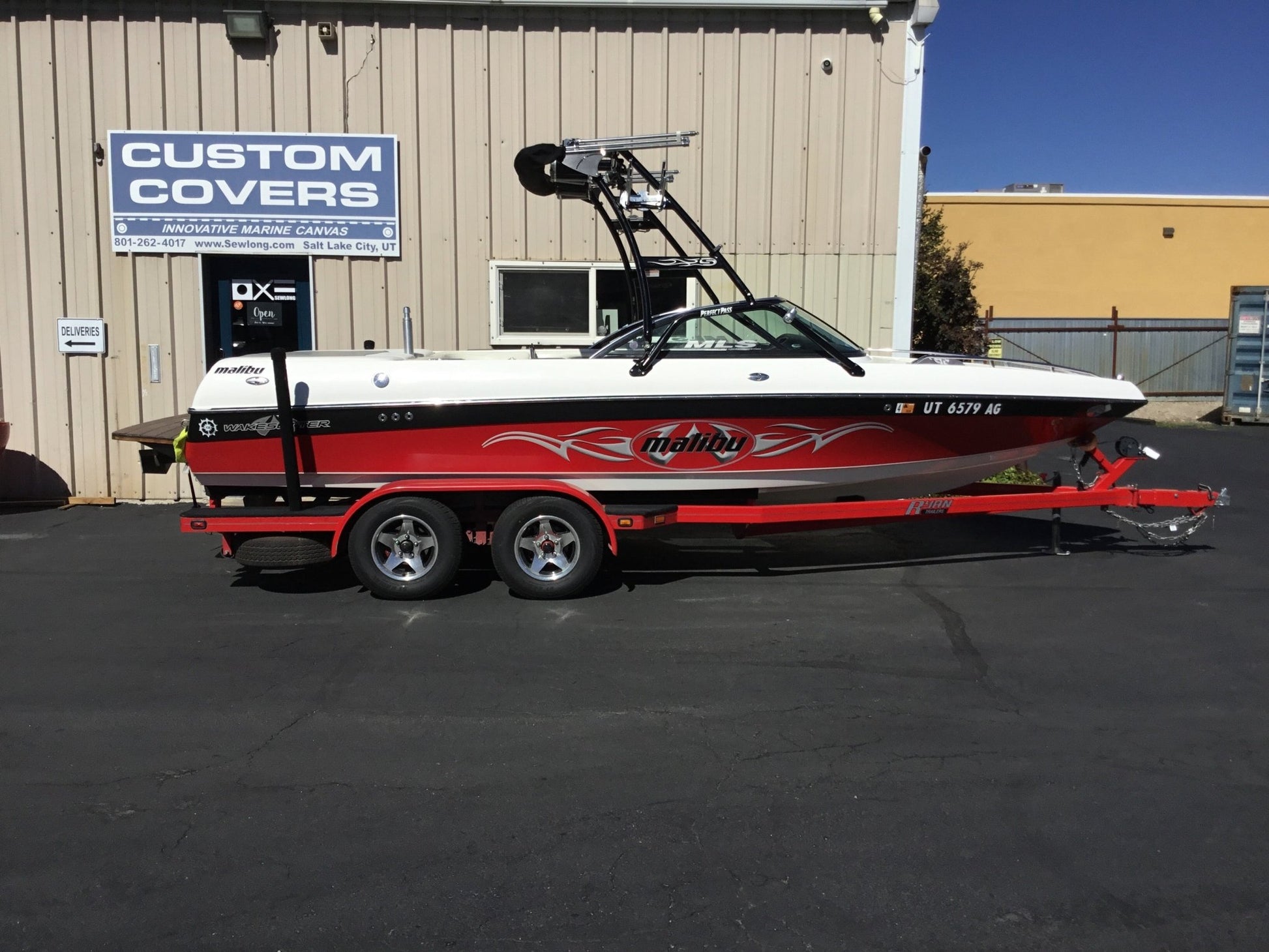 Malibu 21 VLX with Skylon Swoop tower - BoardCo