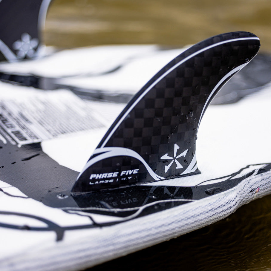 Phase 5 UFO Wakesurf Board 2027 – fin setup in close-up