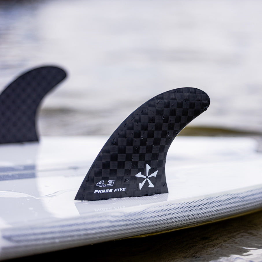 Phase 5 Zilla V2 Wakesurf Board 2027 – surf twin fins in close-up