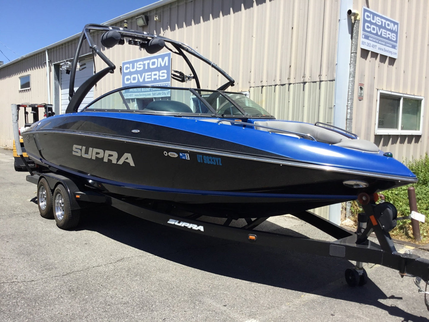 Supra 242 Launch with Progressive Tower Cinch Cover - BoardCo