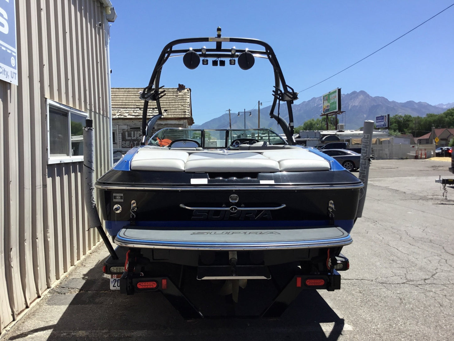 Supra 242 Launch with Progressive Tower Cinch Cover - BoardCo