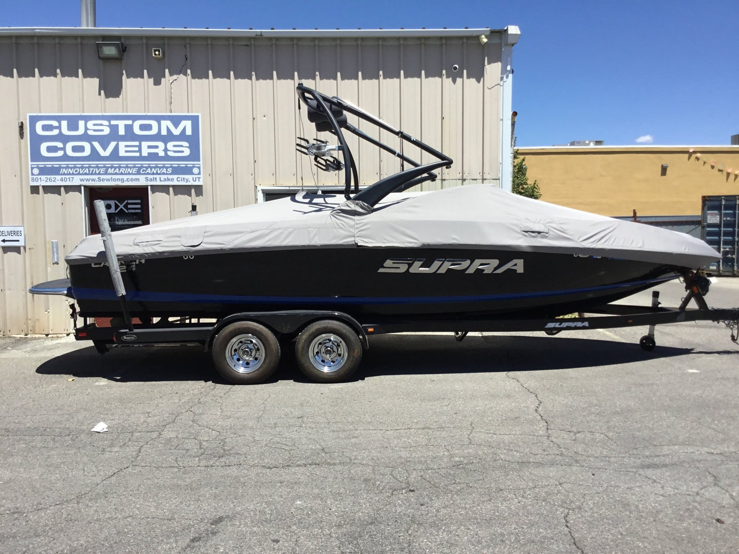 Supra 242 Launch with Progressive Tower Cinch Cover - BoardCo