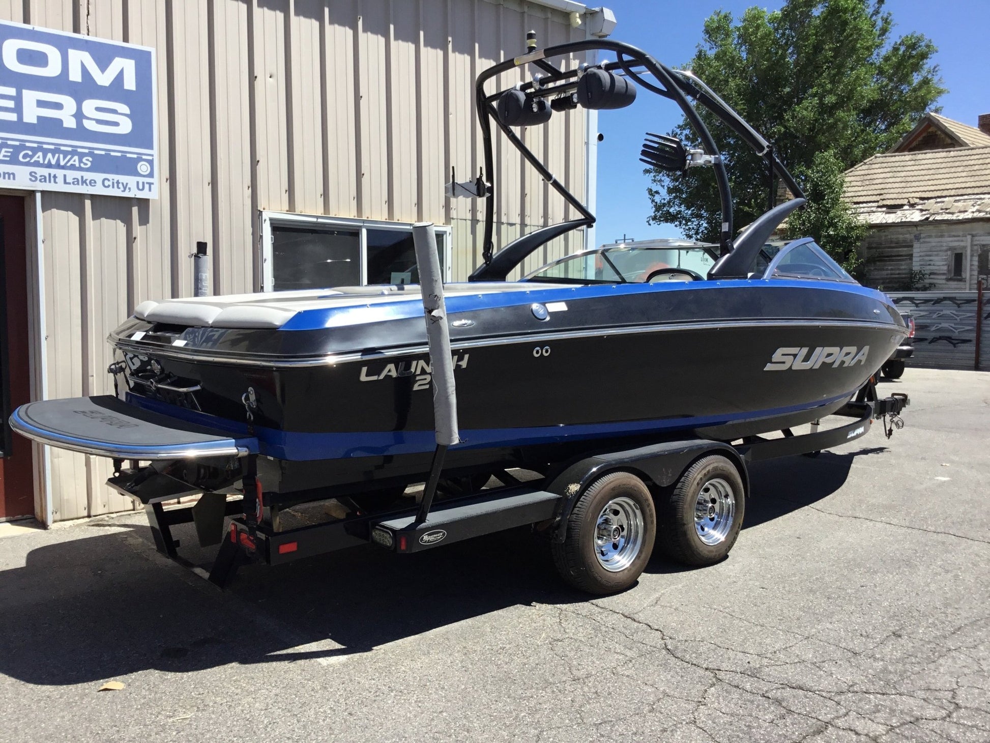 Supra 242 Launch with Progressive Tower Cinch Cover - BoardCo