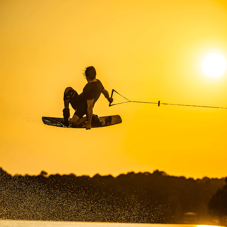 Hyperlite Motive Jr. Kids ウェイクボード 119 リミックスバインディング付き ブラック/ブルー 119cm/(4-8) Hyperlite Motive Jr Kids Wakeboard Package With Remix Bindings