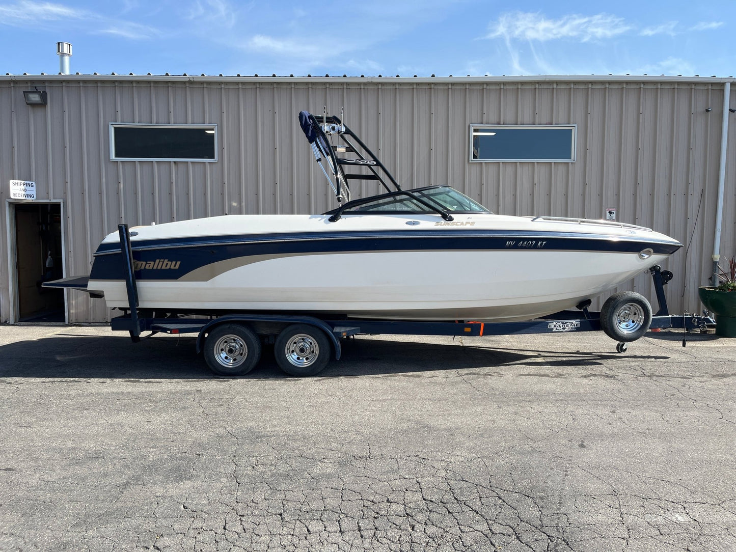 Malibu 25 LSV Sunscape with Skylon Swoop Tower - BoardCo