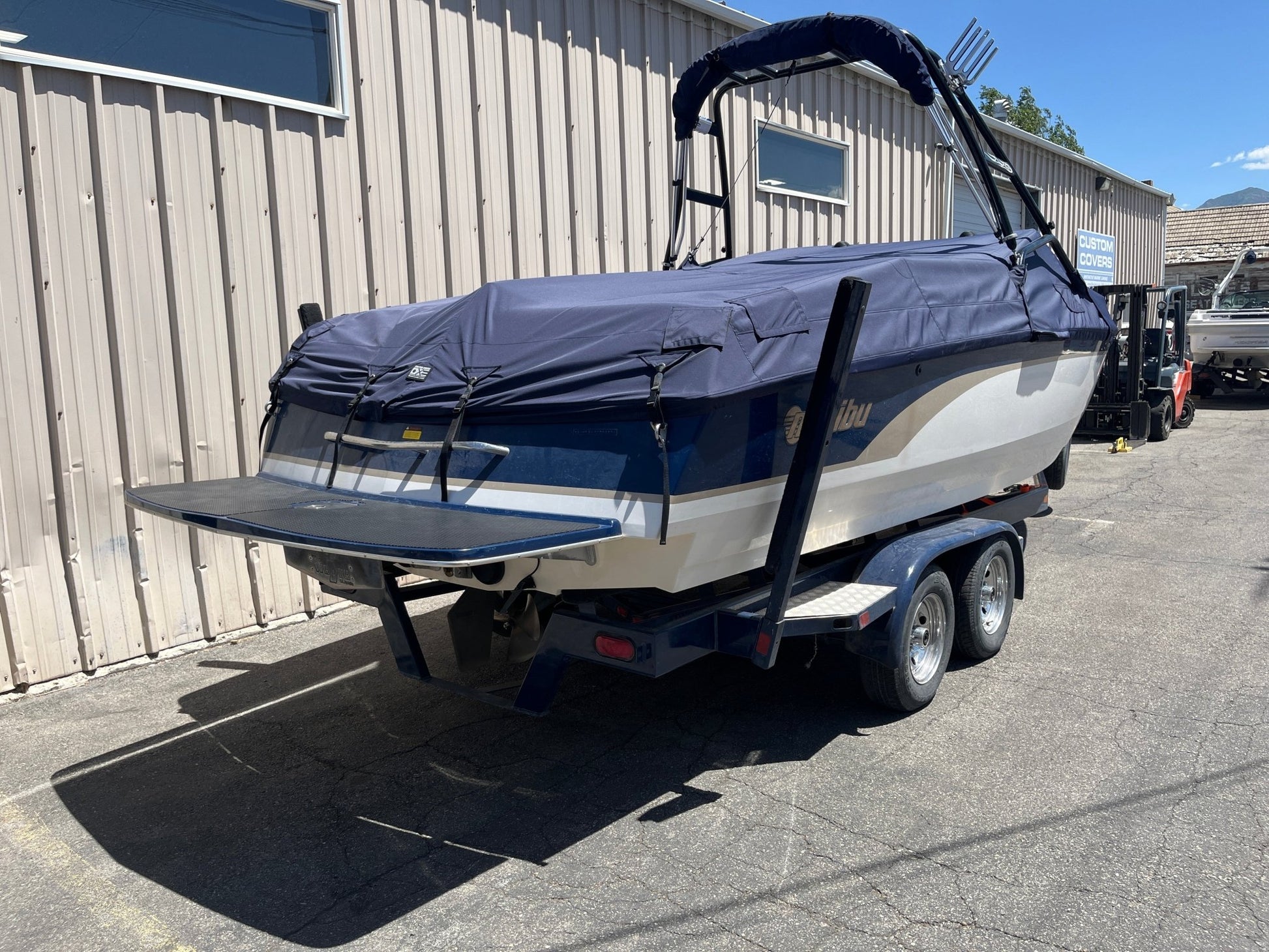 Malibu 25 LSV Sunscape with Skylon Swoop Tower - BoardCo