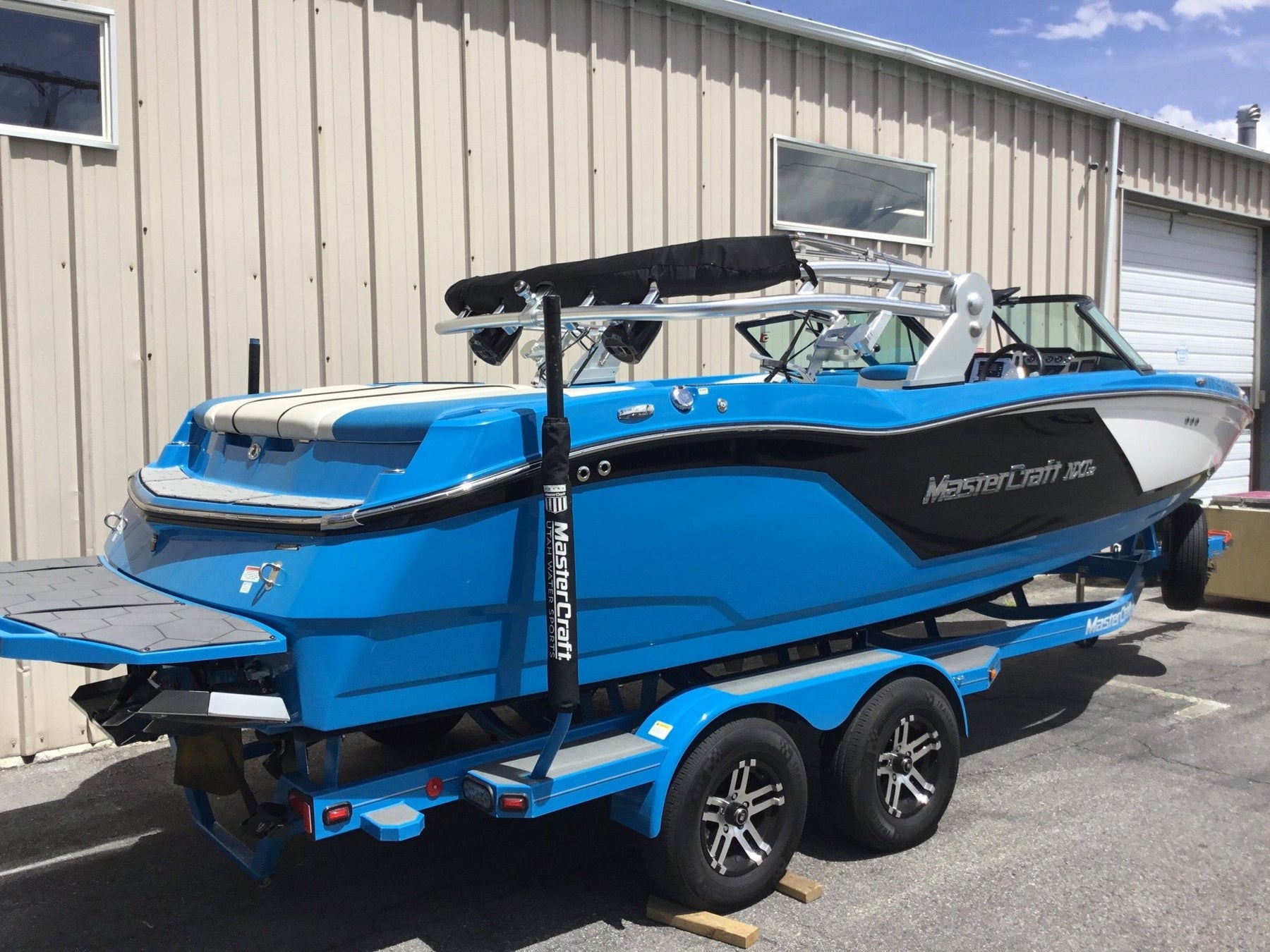 MasterCraft NXT22 with ZFT2 Tower Double Up storage Cover - BoardCo