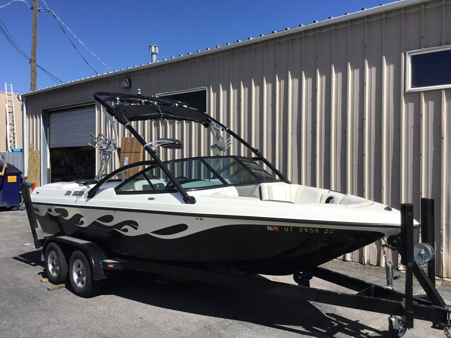 MB B52V 25 with AP 2.0 Tower Cinch Cover - BoardCo