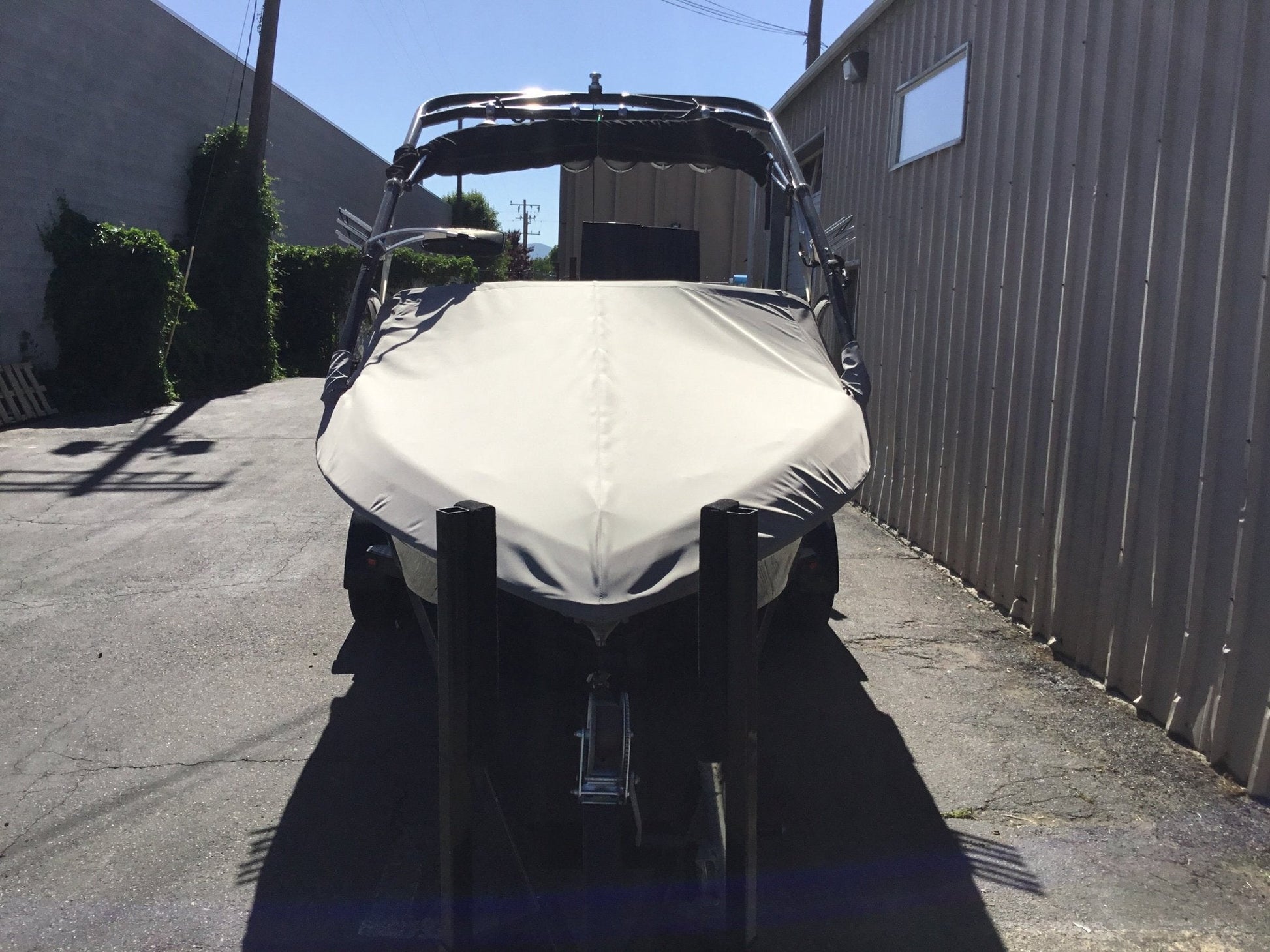MB B52V 25 with AP 2.0 Tower Cinch Cover - BoardCo